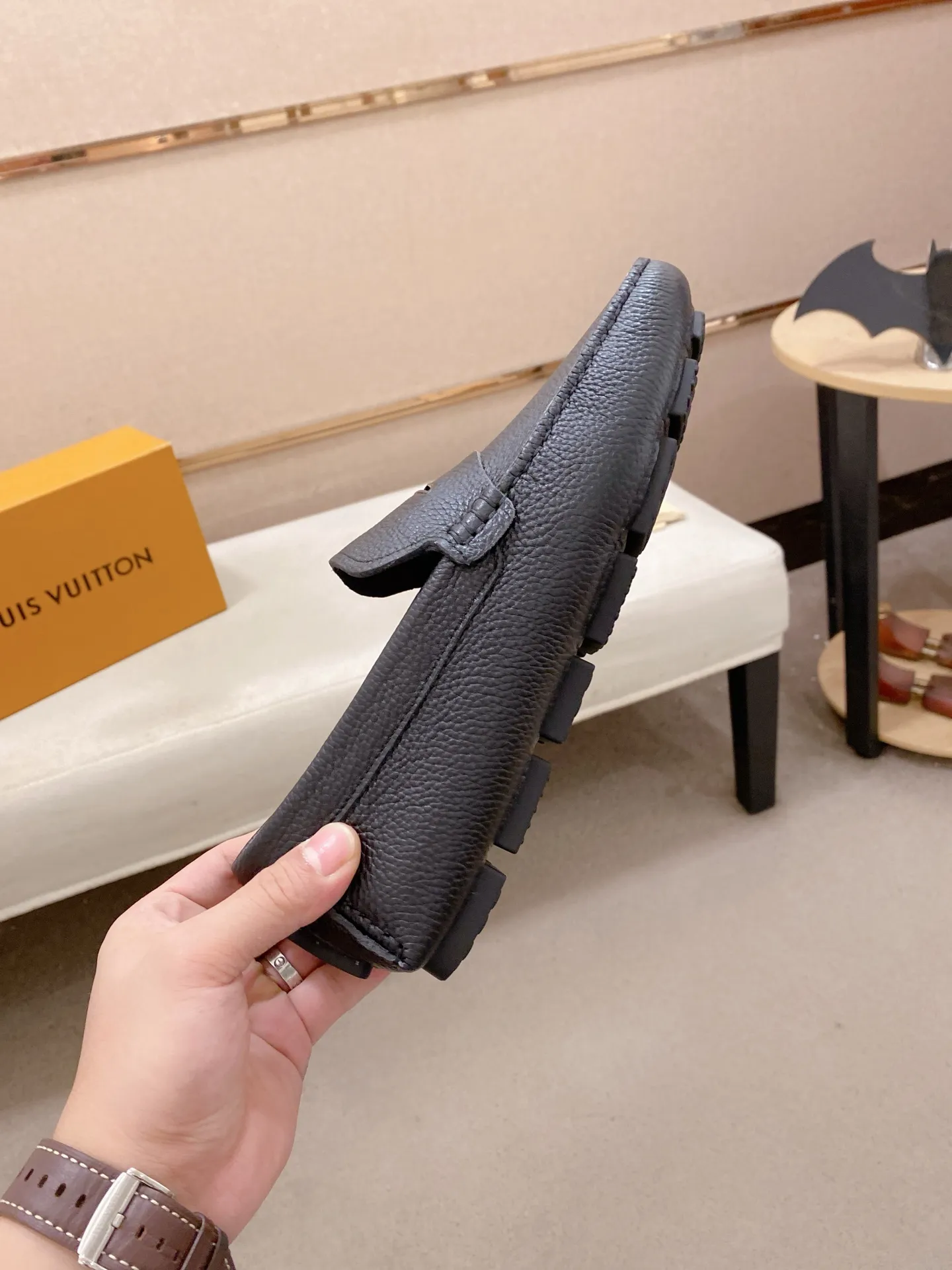 Factory price: 500💰High-end quality! LV 🆕🆕Exclusive hot-selling products in stock🔥🔥New products on the shelves, high-quality Ferragamo men's pea shoes, high-end casual driving shoes, with complete packaging! 💪 💪 Material: imported pebbled cowhide 🐂 + imported high-quality buffalo leather lining + wear-resistant outsole 👍🏻👍🏻 Features: high-end and comfortable, purely handmade 🚀 🚀 Create the perfect shoe that suits you best 🔥 🔥 Size: (38-44) Can be customized to 45 standard size!